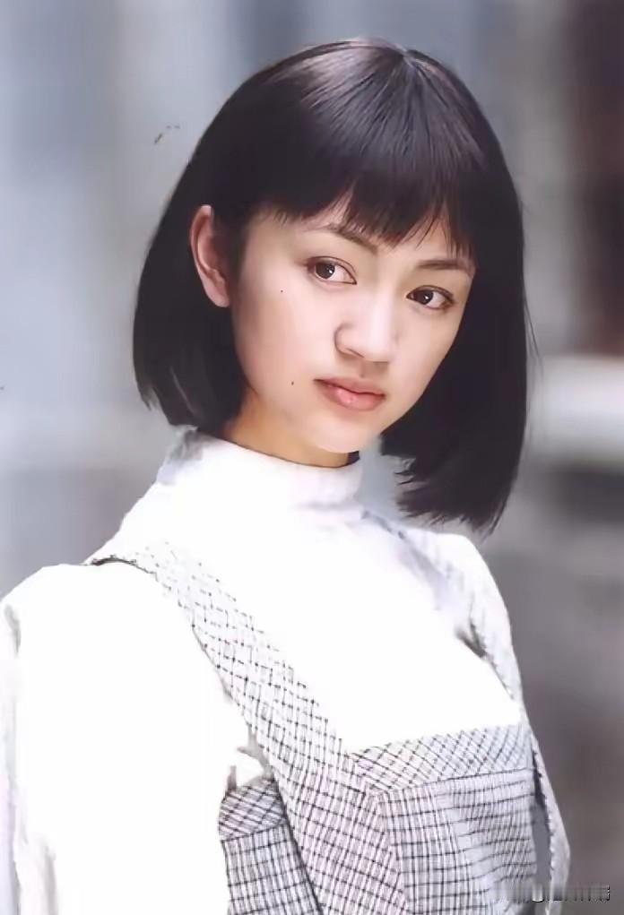 华谊兄弟副总裁费麒在婚礼上抢过司仪话筒，当众把3823万市值的全部华谊股份转给演