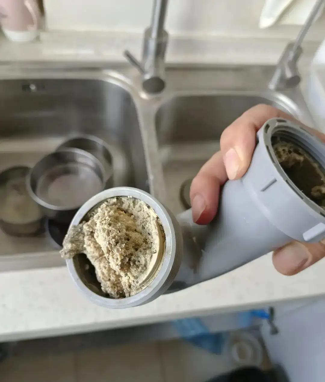 楼下阿姨一句小苏打冲水管，把我这十年化学白学打回娘胎。我回家立马拆水槽，撒半袋