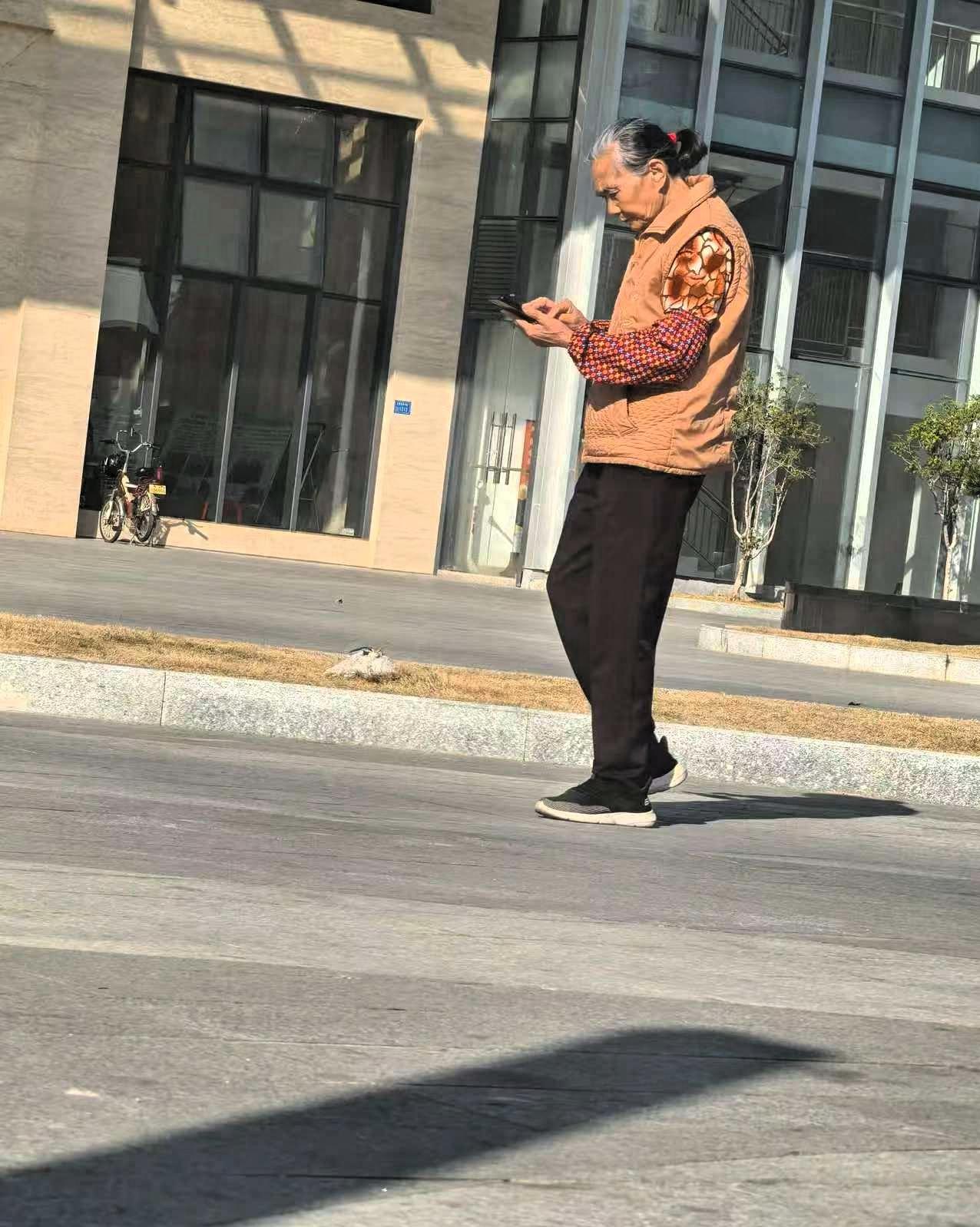 广东有这样的低调人，她们不染发，不做发型，花白的头发用1块钱五个的红胶圈一扎。