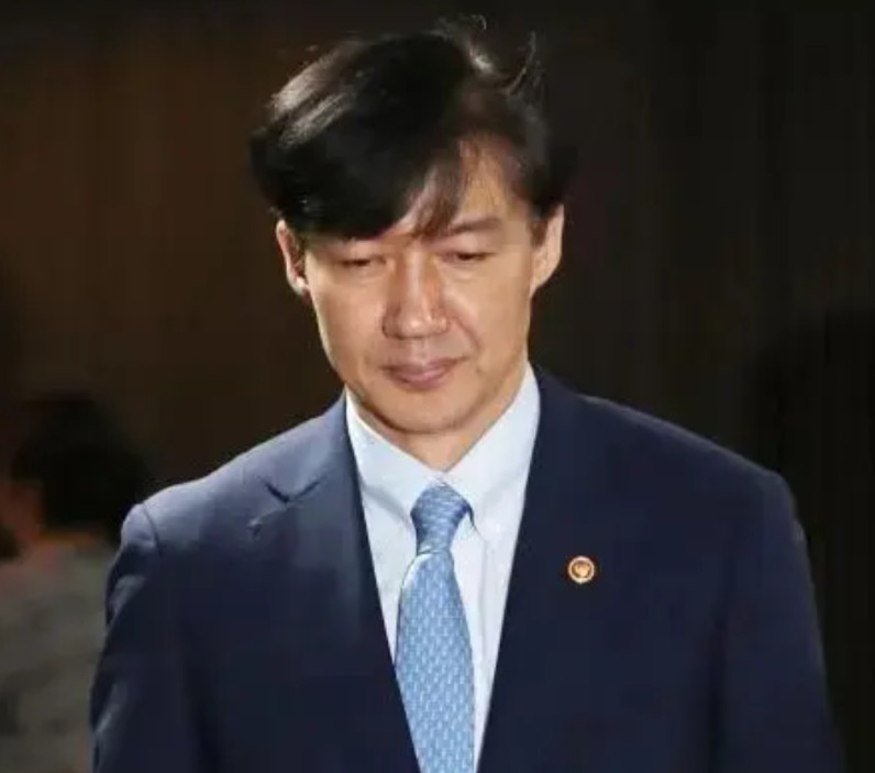 韩国新总统何时特赦已入狱半年的祖国革新党前党首曹国引人注目，毕竟曹国是共同民主党