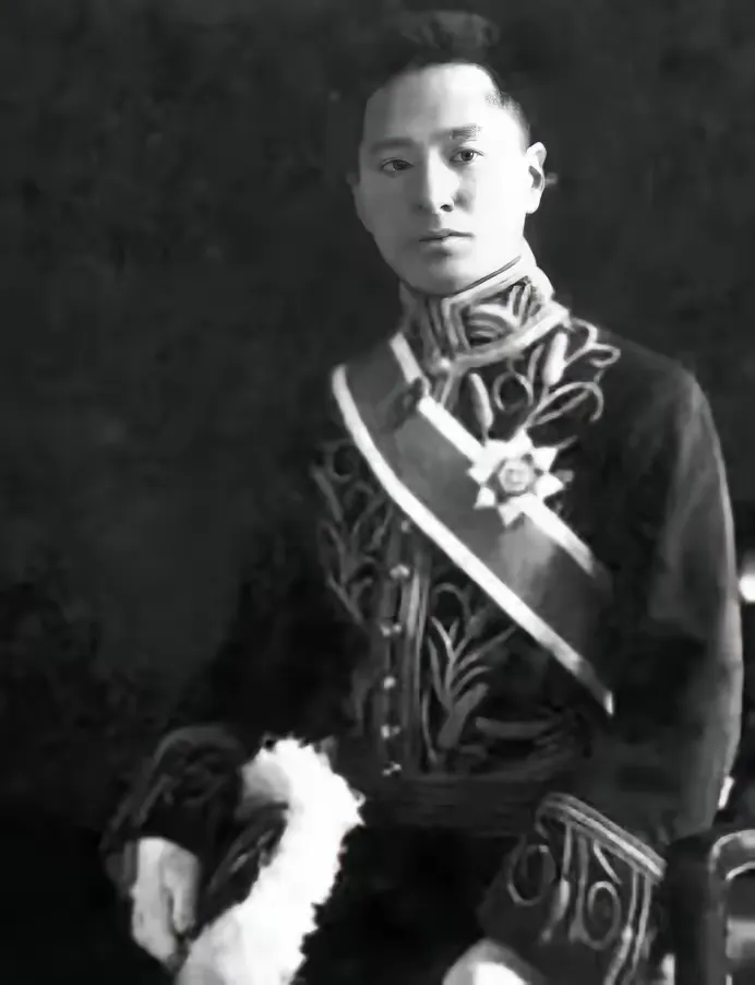 1908年，外交天才顾维钧被迫回国与张润娥完婚，而他却在母亲房中躲了两晚，没想到