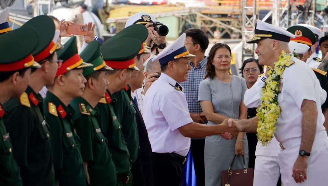 各取所需罢了！美航母携六千官兵停靠越南岘港。7月30日，美国海军“乔治·华盛