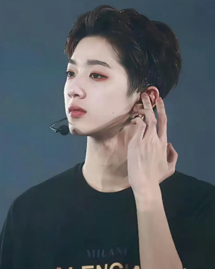 赖冠霖退圈前后造型对比，一下子就变得很专业的样子了​​​