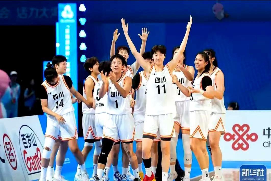 四川女篮青年队夺冠了，谁想到年轻人能带来如此震撼的惊喜。毕竟，虽然成人队只拿