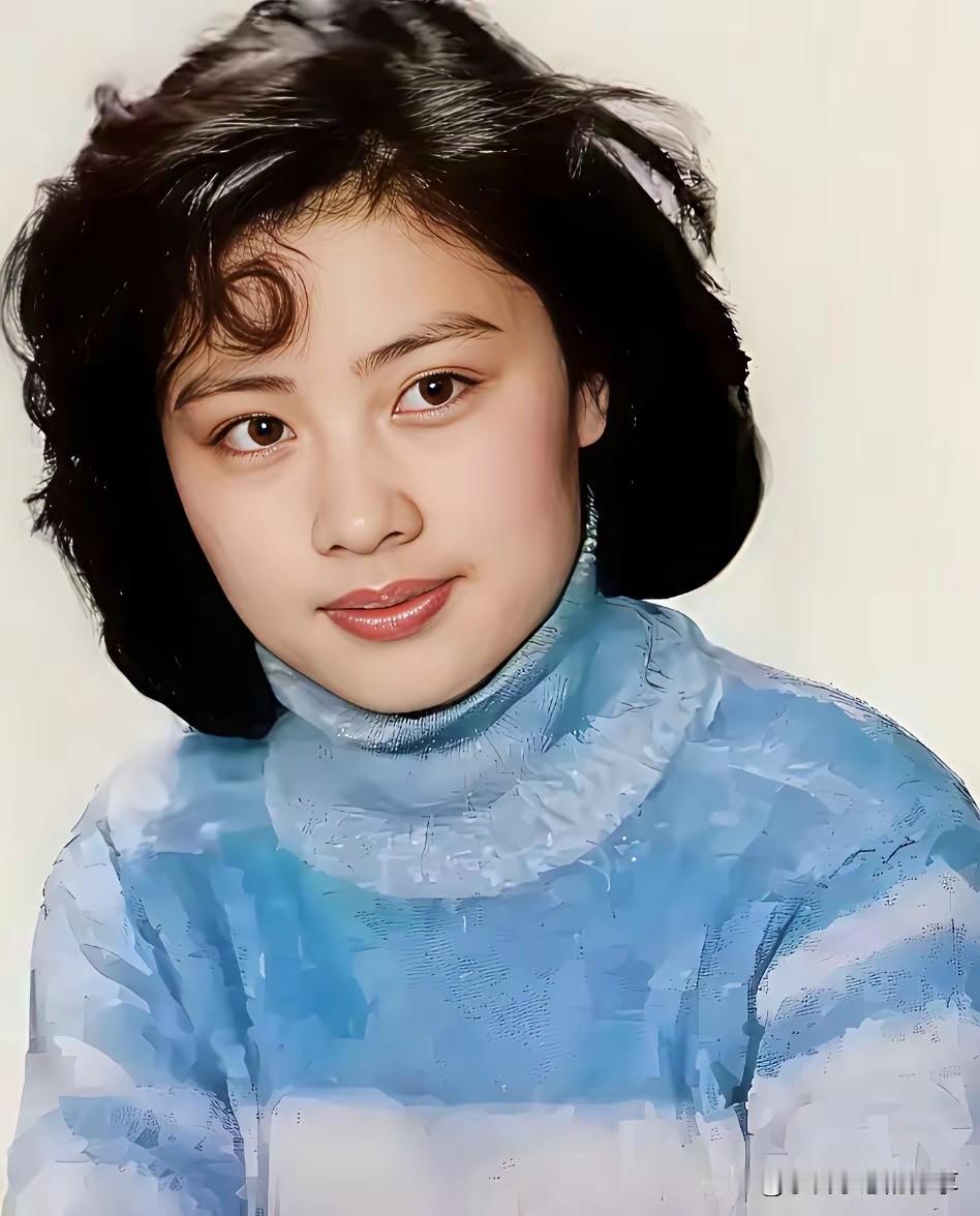 山东省青岛的这位美女演员太漂亮了，颜值比沈傲君还要高，气质不凡，可不知道什么原因