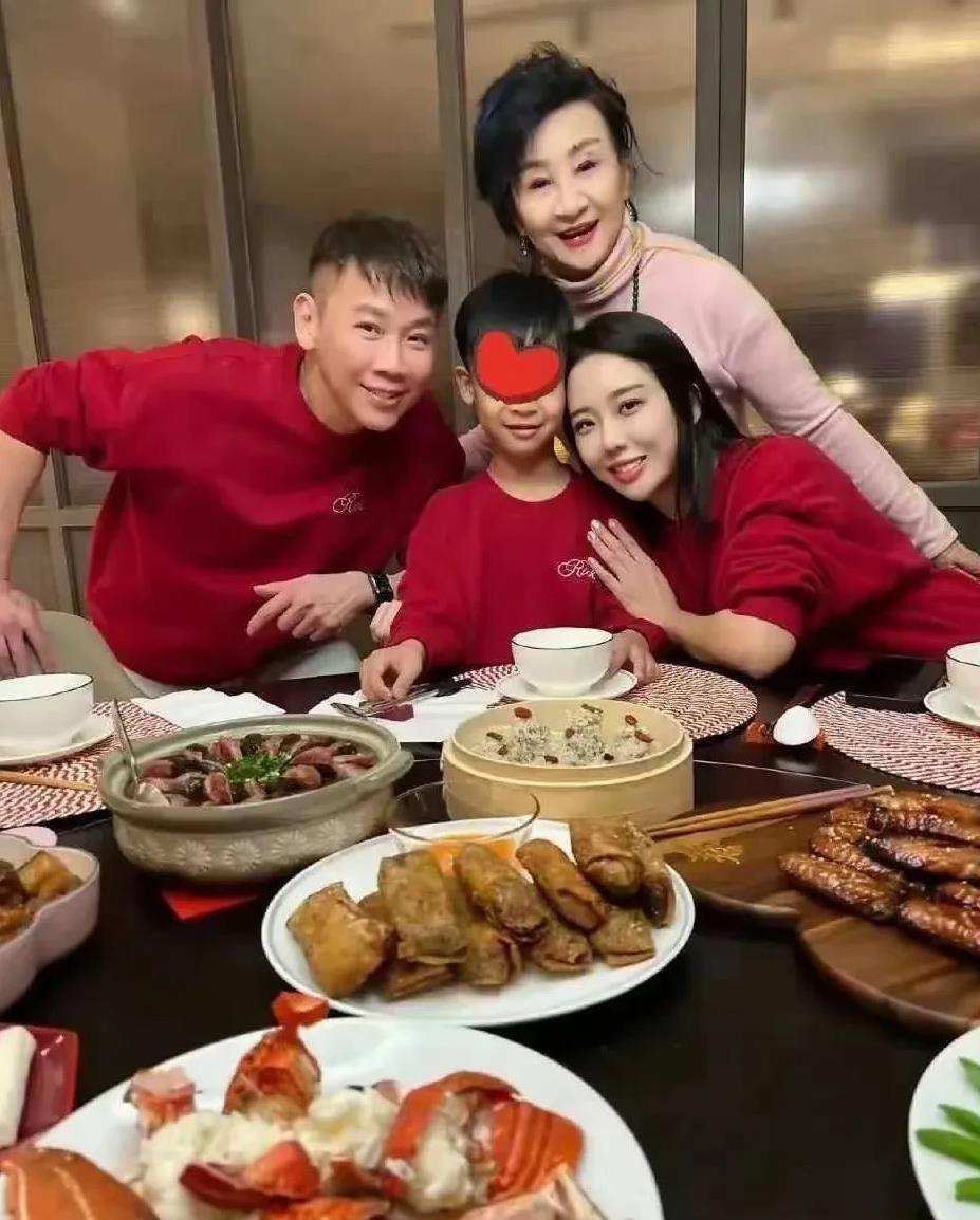 陶喆再一次证明！找老婆还是找个比自己年龄小的！他老婆江佩蓉比他小18岁，不止一轮