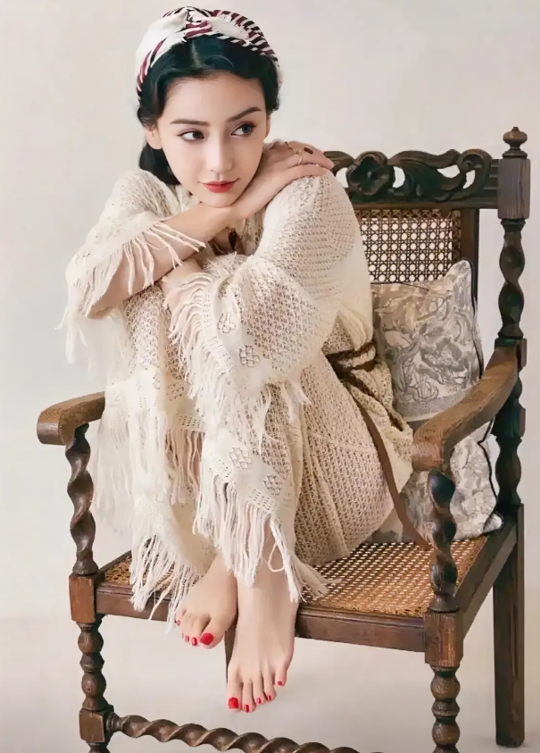 杨颖，168cm，另一种美，太复古了，美的挪不开眼了！