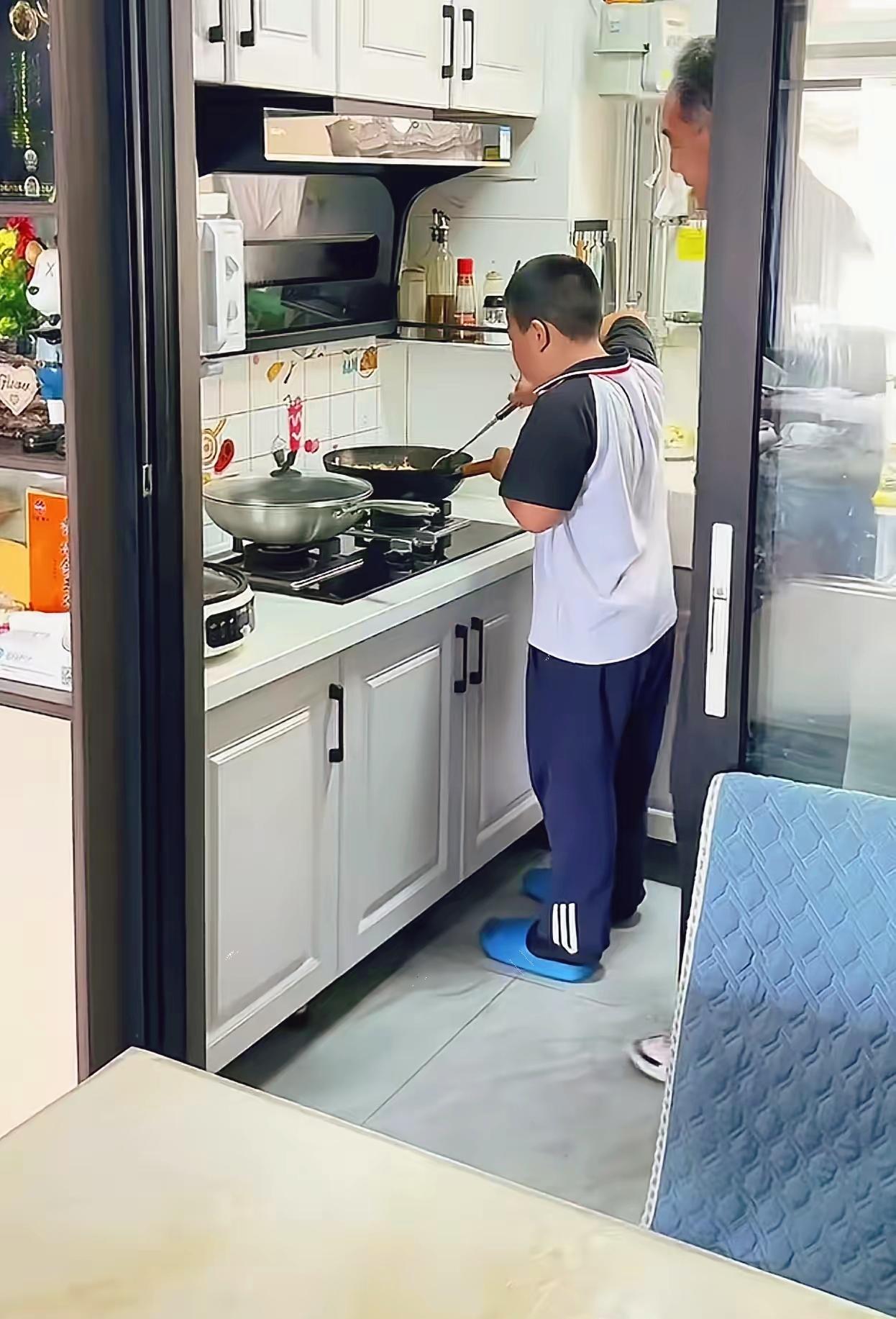 别人家公公对孙子都是宠着惯着，我家公公反倒不一样了！刚放暑假三十多度的大热天，公
