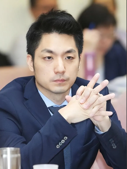 蒋万安直接把话撂下了！他当着媒体的面斩钉截铁地表示，自己绝对不可能去选下一任国民