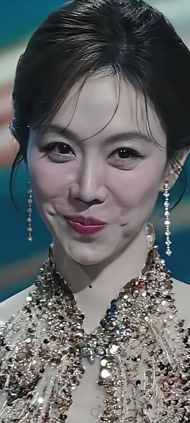 有着“绝美小姨”之称的姜妍，我竟领略不到她的美。也不知是谁在捧她，感觉全网都在