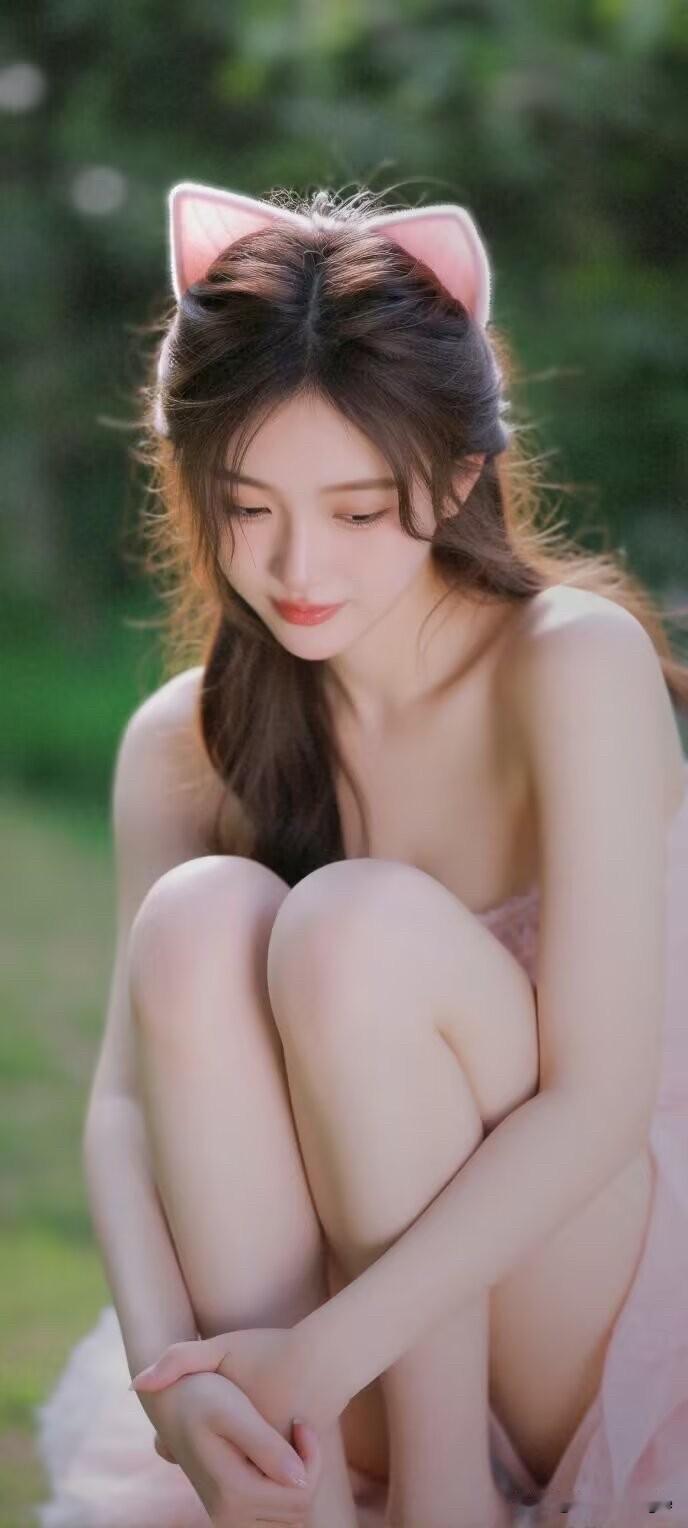 “猫耳少女在绿意盎然中，甜美与自然完美融合”🌿🐱💖