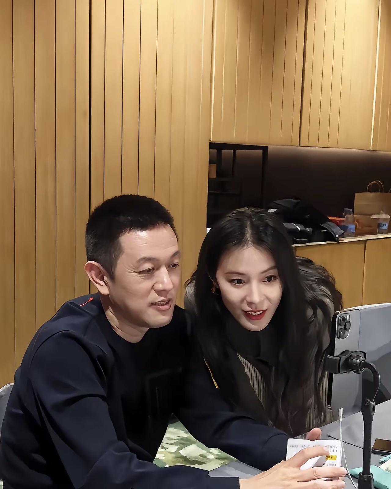 2024年3月14日晚，李斌开启了他的个人首播，王屹芝短暂现身老公直播间的画面。