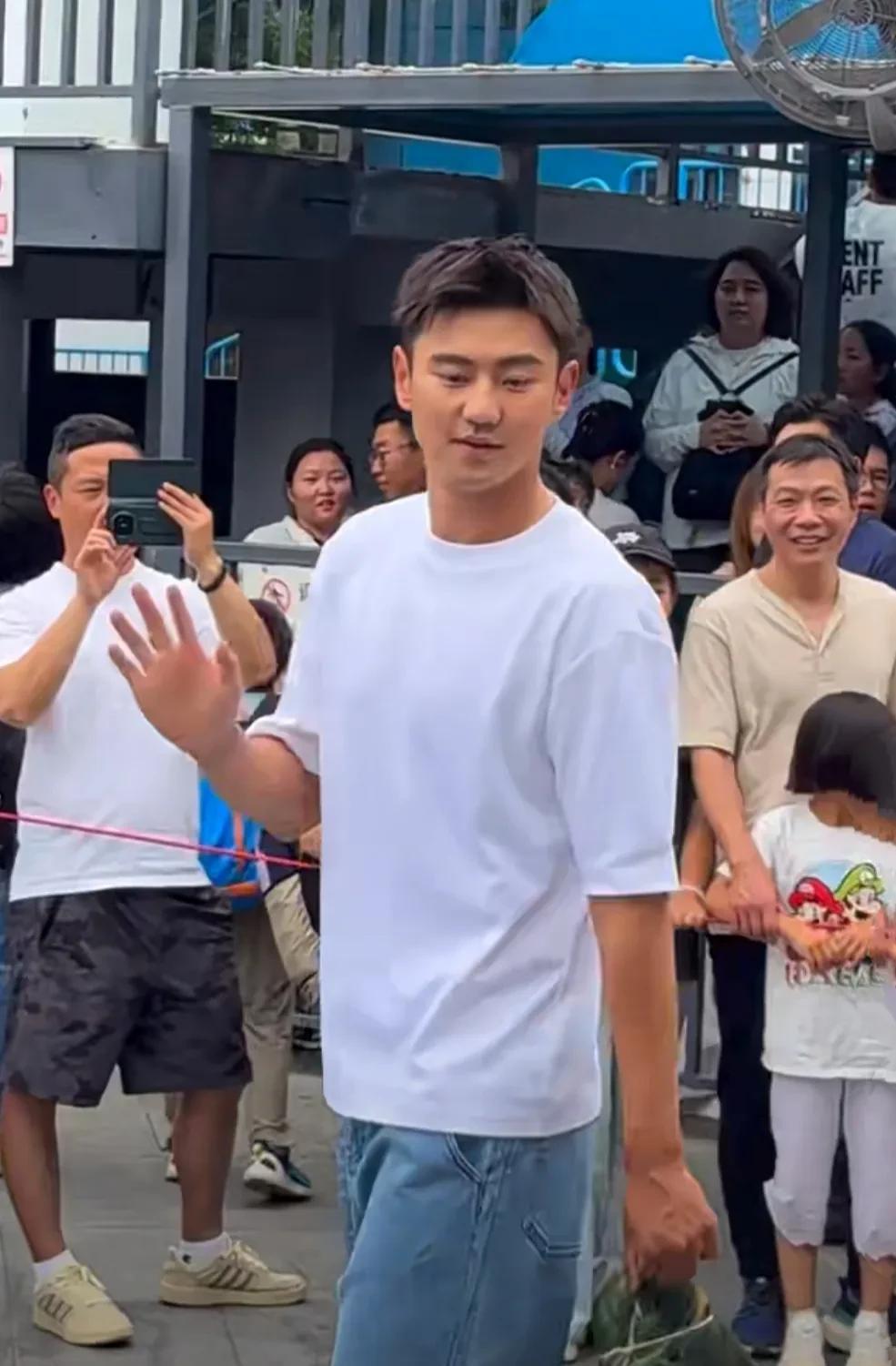 近日，游泳名将宁泽涛现身魔都上海，依着朴素，只一件白色圆领T恤衫，牛仔裤，手里拿