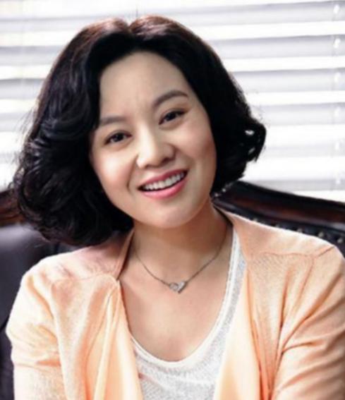 2007年一天，闫妮去买房，售楼小姐看她衣着普通，就随便一指：“这套不错，400