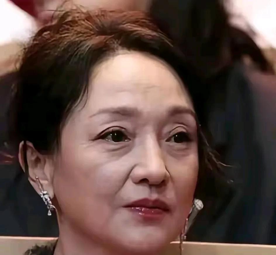 天呐，我们的女神影后，差点没认出来，看着比同龄人老十岁，你不会也没认出来吧？