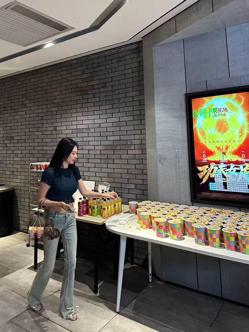 张雨绮这波操作很仗义，包场支持《功夫女足》。更让人挪不开眼的是她最近的好状态，美