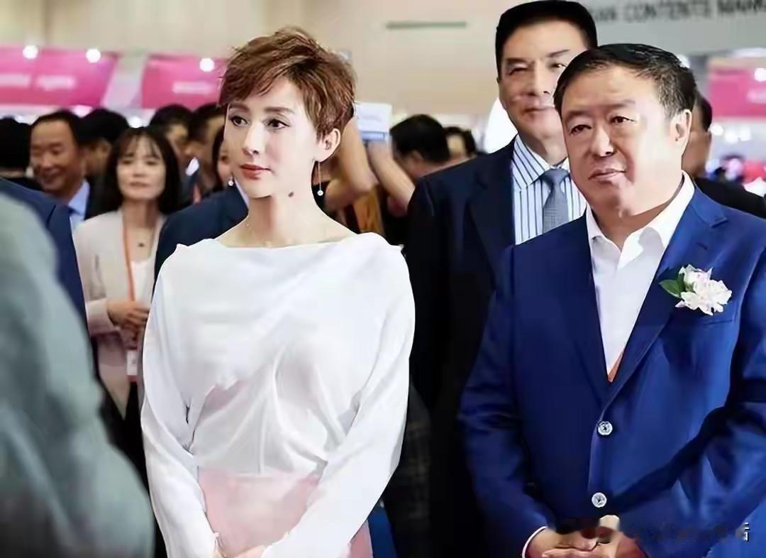 才华横溢的尤小刚导演，古稀之年终于也享受到了女绕膝的天伦之乐。两个孩子都是三婚