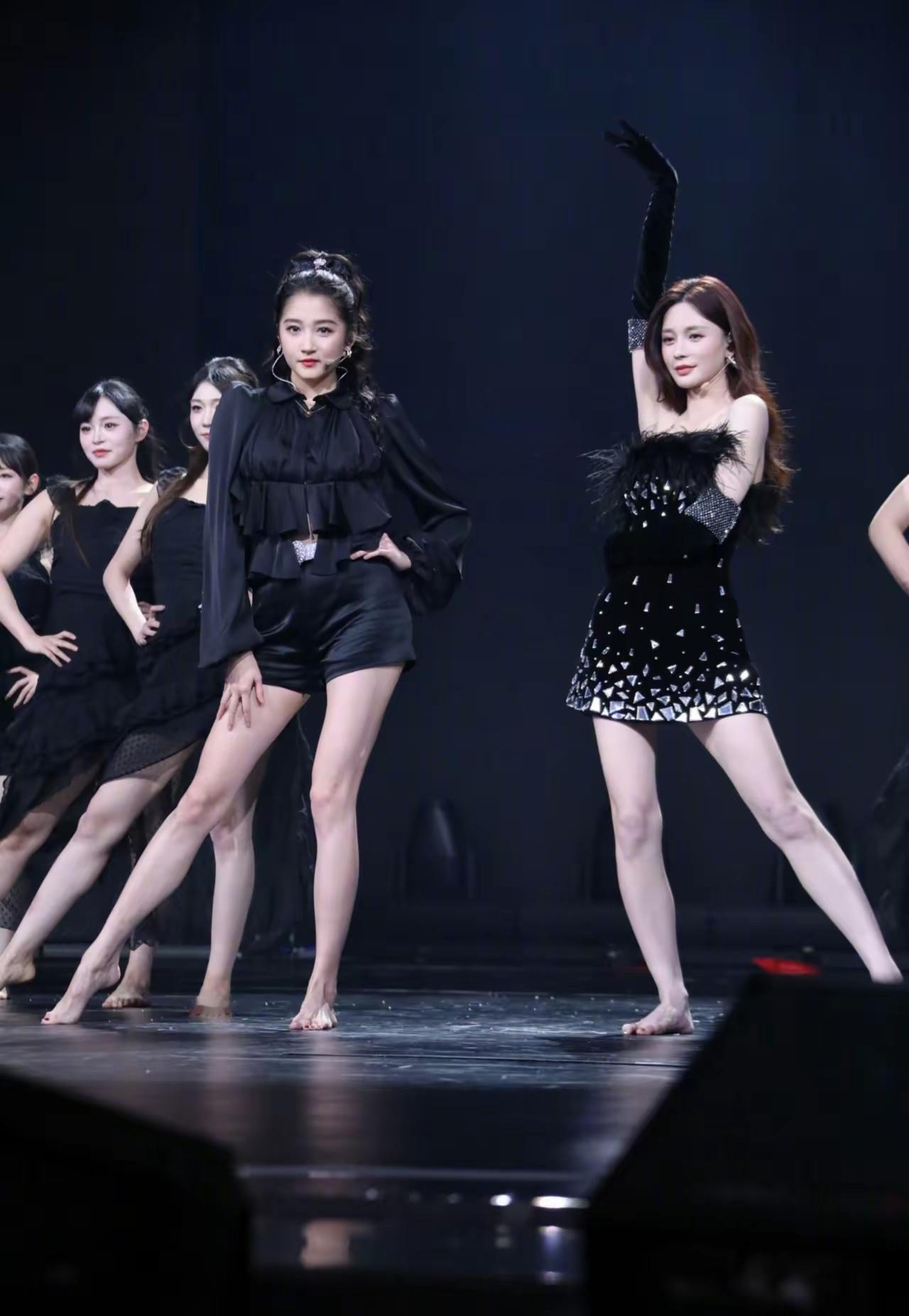 关晓彤🆚沈梦辰，“光脚跳舞”出圈了[玫瑰]看来，导演组是把“jio和流量正相关