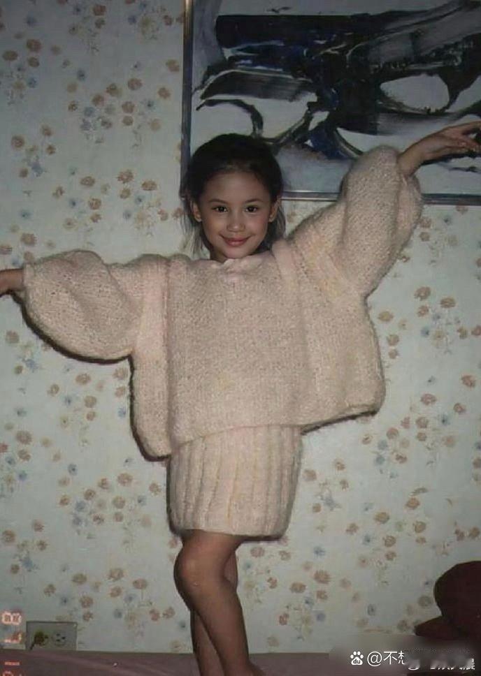 应采儿小时候的照片也太好看了吧！五官精致又灵动，从小就是美人胚子，可爱值拉满～