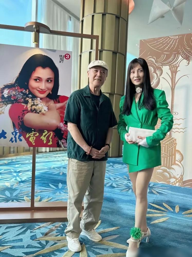 为演杨贵妃猛增30斤的林芳兵，怎么瘦到快认不出了？金鸡节她和83岁达式常同框，老