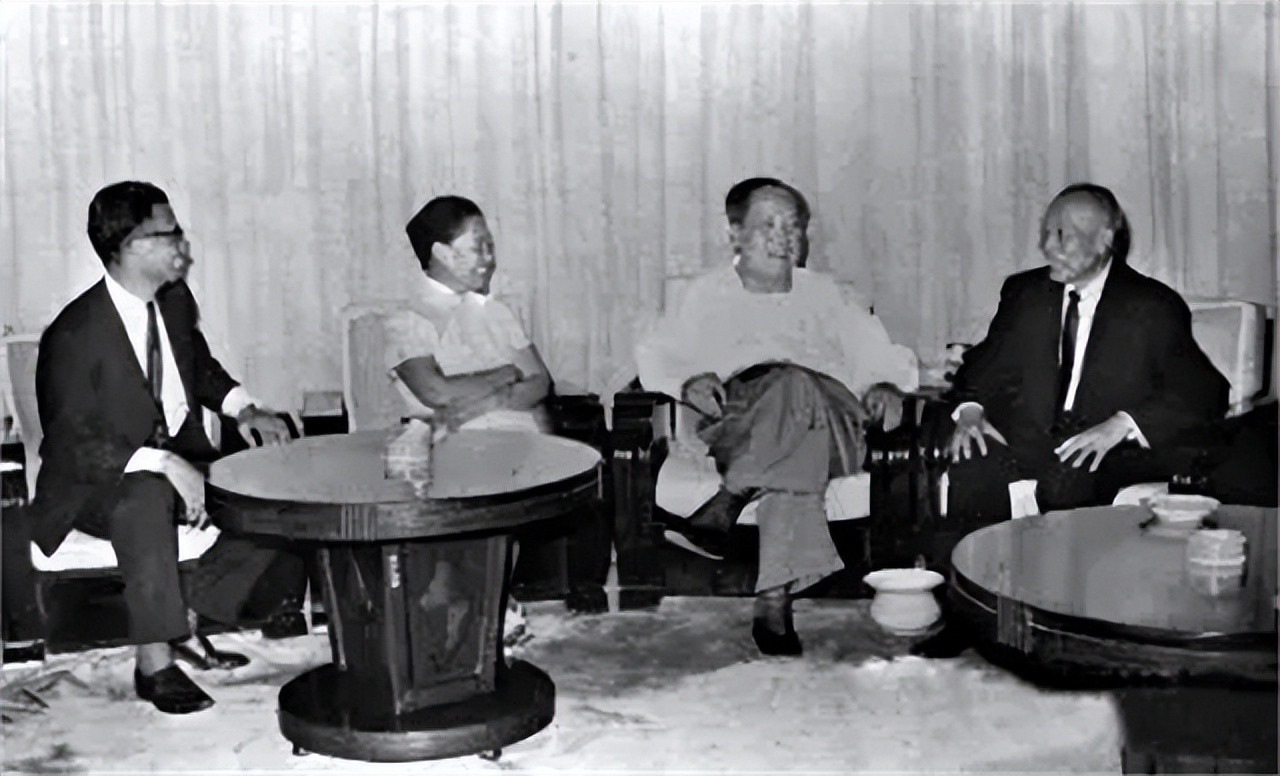 1965年，李宗仁回国，毛主席很快接见了他，给李宗仁很大面子。毛主席第一句话就