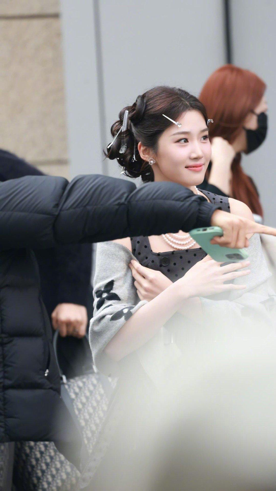 卢昱晓hi6上班造型路透卢昱晓hi6上班路透🈶️灰色波点长裙完全沪上千金来的