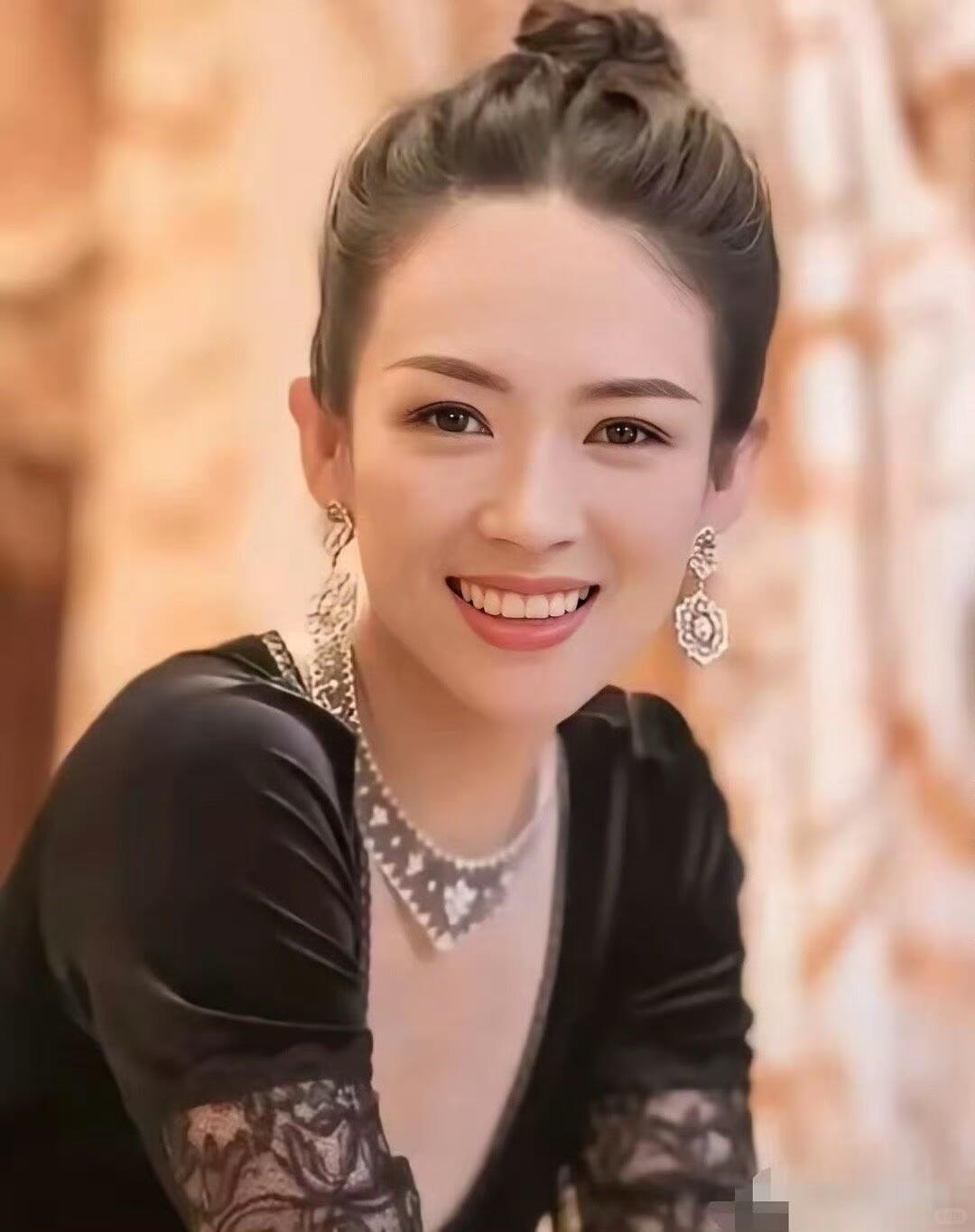 怪不得都在说，童谣就是内娱下一个章子怡。从脸型来看，两个人相似度高达90%，