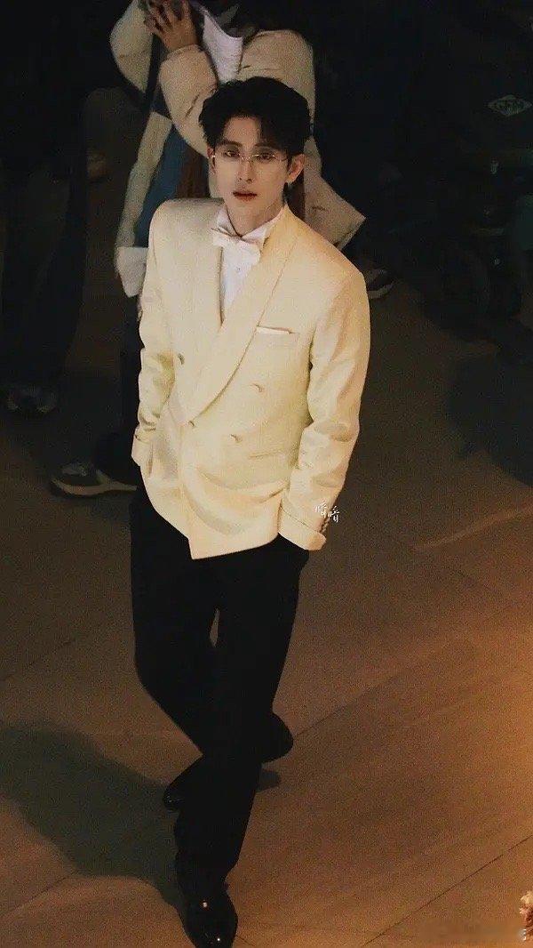 来看看《不二之臣》今晚最新路透敖瑞鹏这个颜值……真的……太超过了吧！敖瑞鹏沈羽