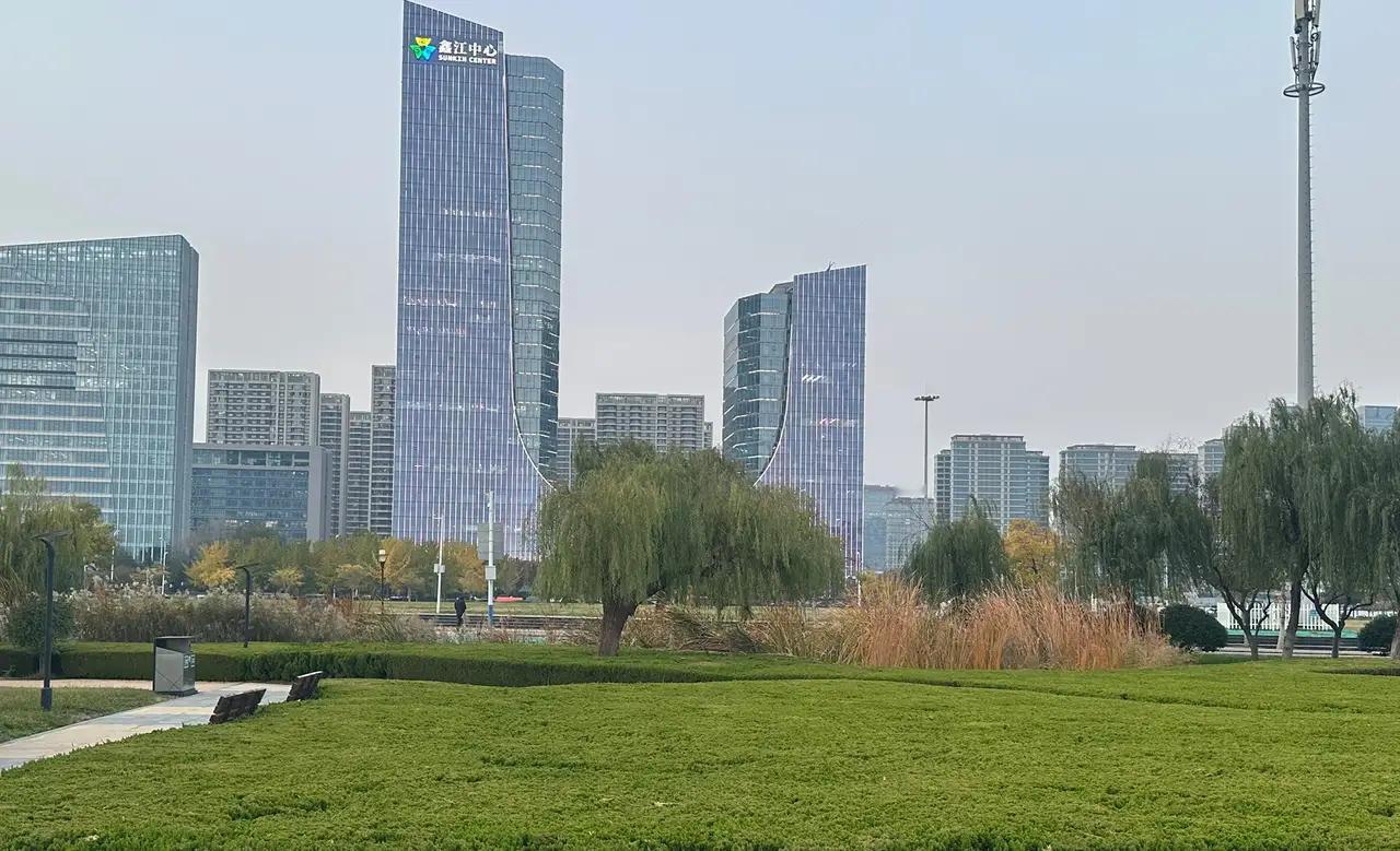 青岛西海岸正在上演逆袭神话！30分钟直达老城区的黄金走廊，藏着多少人的财富密码与