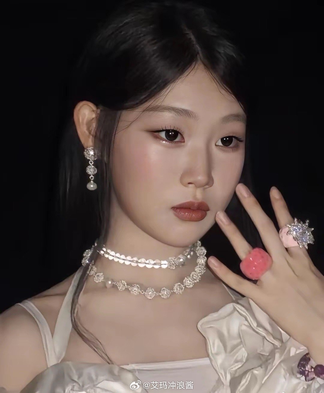 沈佳润其实这么看好像根本没什么变化，就是长开+化妆。