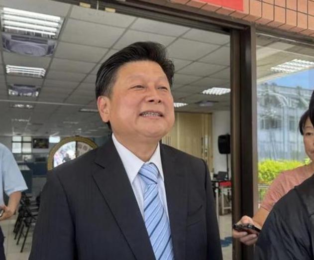 傅崐萁昏头了吧！一点小事就下战书！傅崐萁的战书送到台中时，卢秀燕正在菜