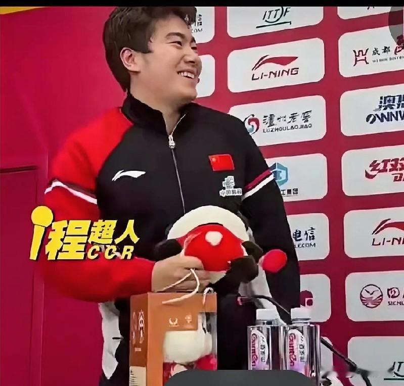 主持人：组委会给大家准备了小礼物王楚钦：给几个啊？主持人：一人一个，桌子上的