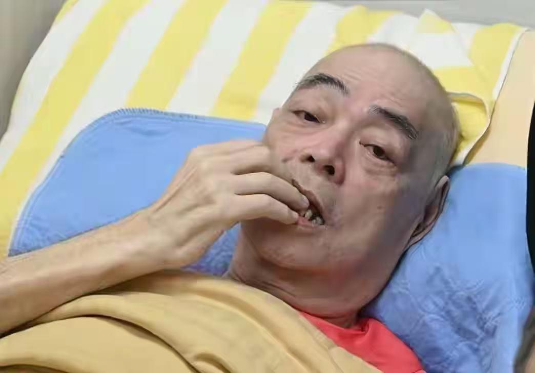 香港知名歌手卧病在床，瘦成皮包骨，晚年独住养老院靠经纪人照顾网友评论：喜欢