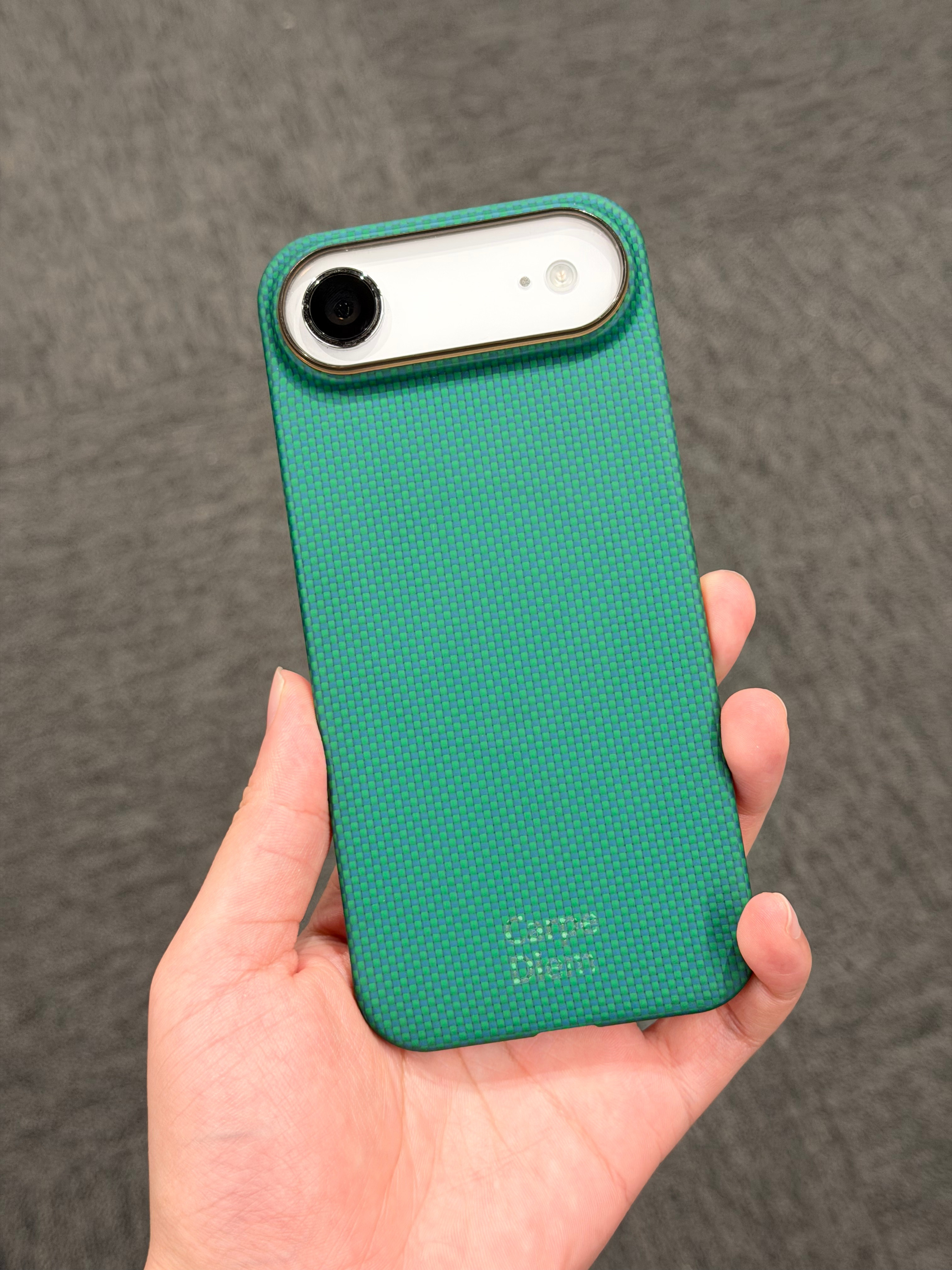 iPhoneAir这手机很奇怪，喜欢的人很喜欢，但吐槽的也不少。我身边很多人都