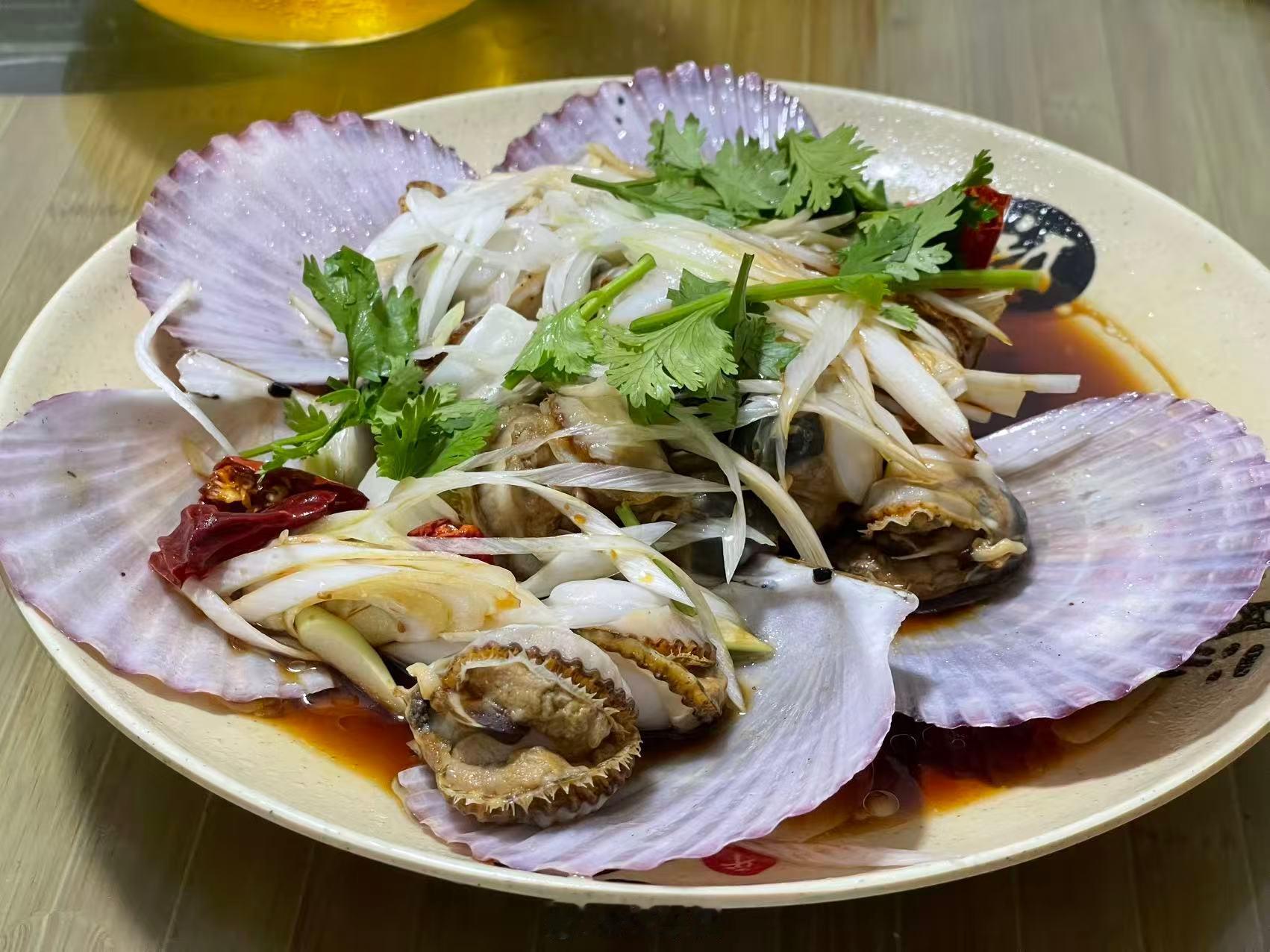 青岛的美食必须在啤酒屋喝着扎啤吃着海鲜我吃完了深夜放毒[墨镜]不可辜负的美食
