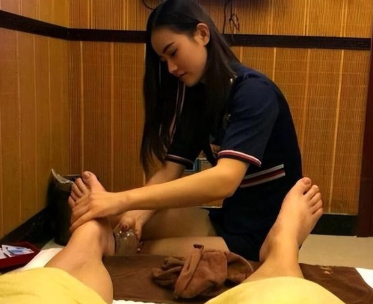 安徽，男子酒后和朋友去足浴店洗脚，排队等待期间，见服务朋友的女技师长得漂亮，走到