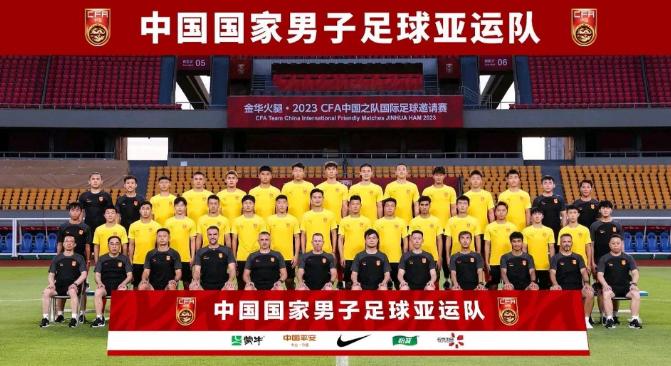 命运在十天内翻转。一次试驾意外，让他从主力沦为看客；一次压哨递补，让20岁的他站