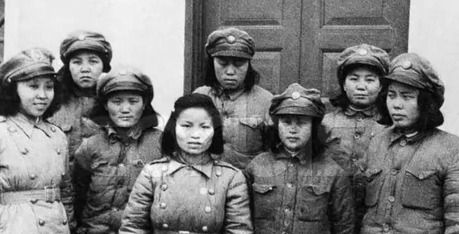 村里老槐树下，火把噼啪响，几个村民围着个满身血的姑娘。她叫张小梅，气息弱得像风一