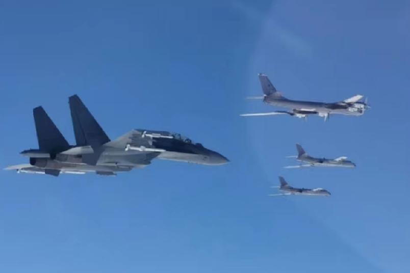 12月9日，韩联社报道:“中俄共11架军机周二进入韩国防空识别区，韩方未收到中俄