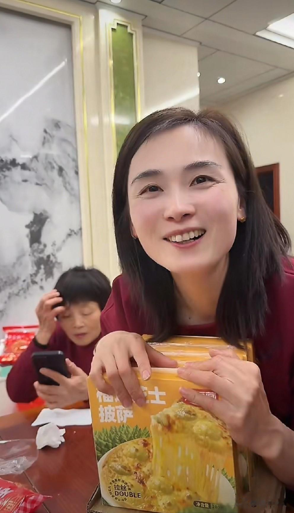 国民大哥的人气是真高呀！晚间，瑾汐的直播转战到室内。直播间中，网友纷纷打听：大