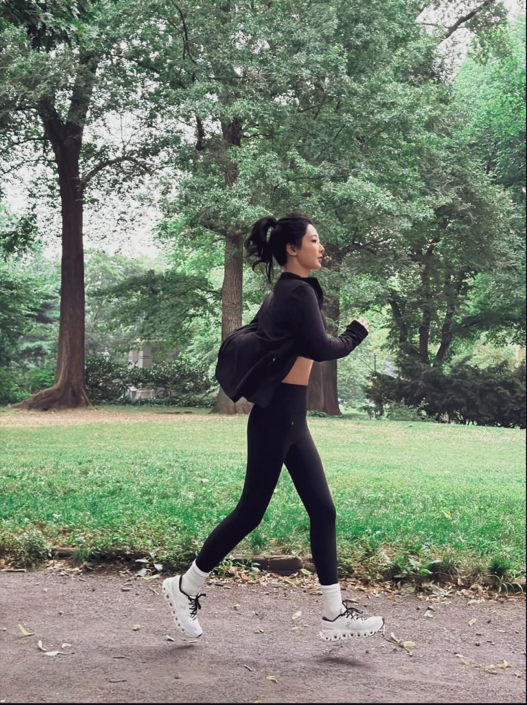 跑步的杨紫像一道美丽的风景线。