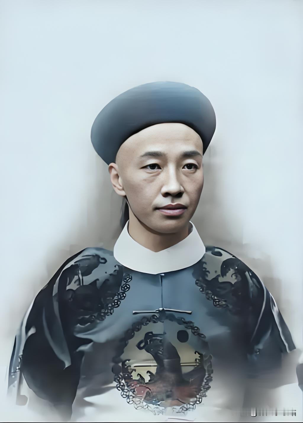 爱新觉罗·载泽，字荫坪，满洲正黄旗人，嘉庆帝五世孙，其妻为慈禧太后侄女、隆裕皇后