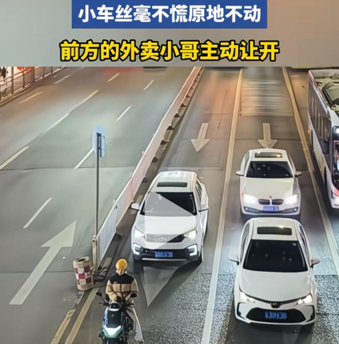 “吃了秤砣了啊”！任火急火燎的消防车的鸣笛，就是不让行。只见正好遇到红灯，消防车