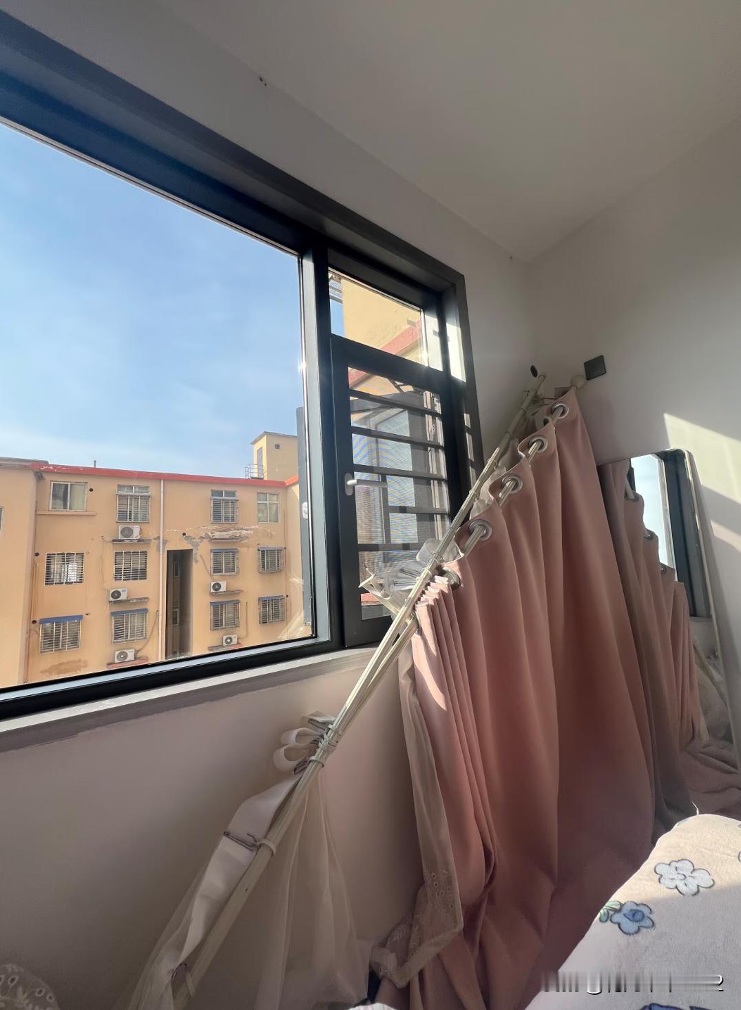 春节回家摸了一下窗帘…刚进房间我寻思阳光太大了拉一下窗帘，结果直接掉了好好好