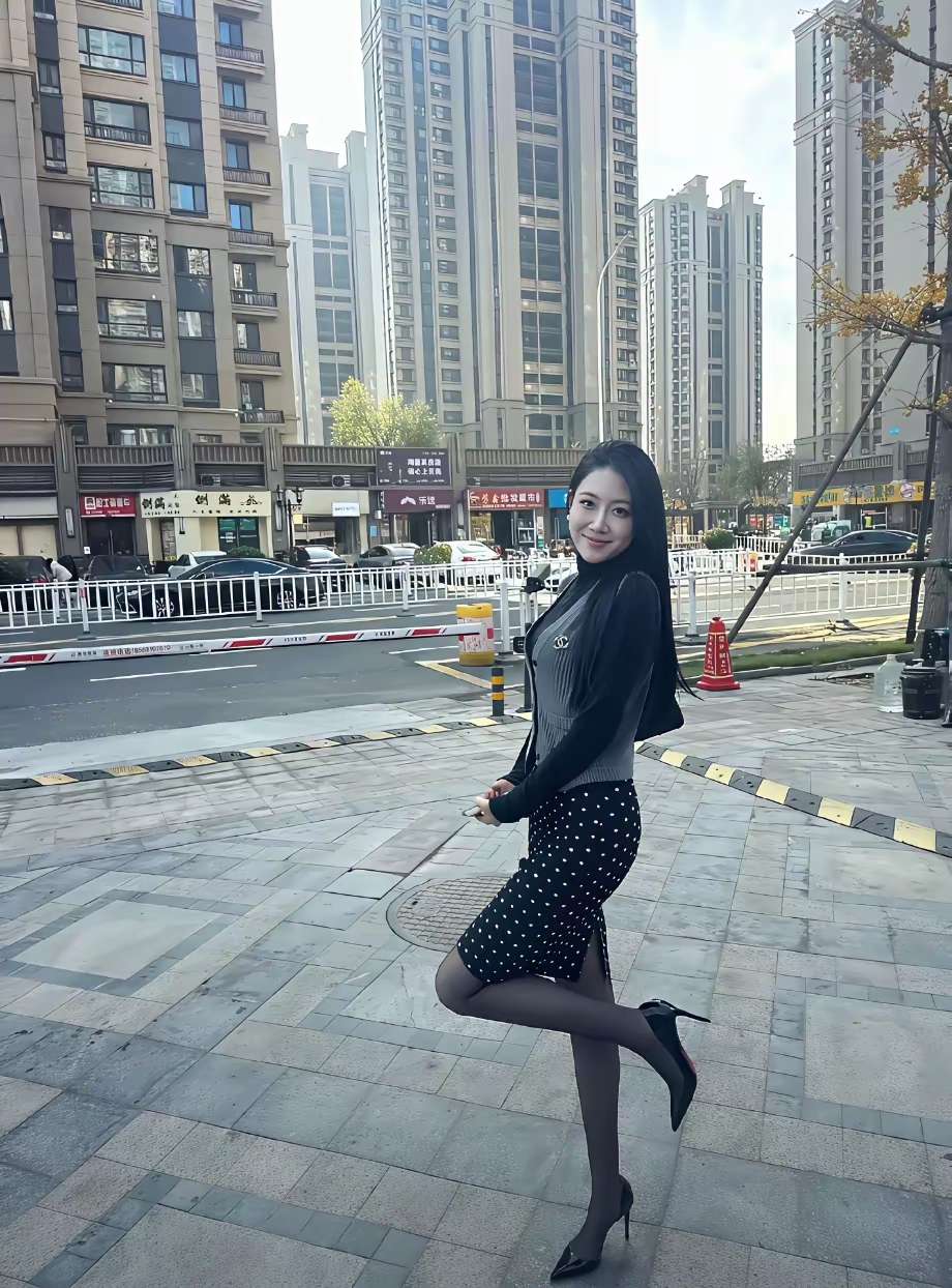 照相时屈起一条腿是什么意思？很多女性拍照时都喜欢做这个动作，它是有什么含义或者