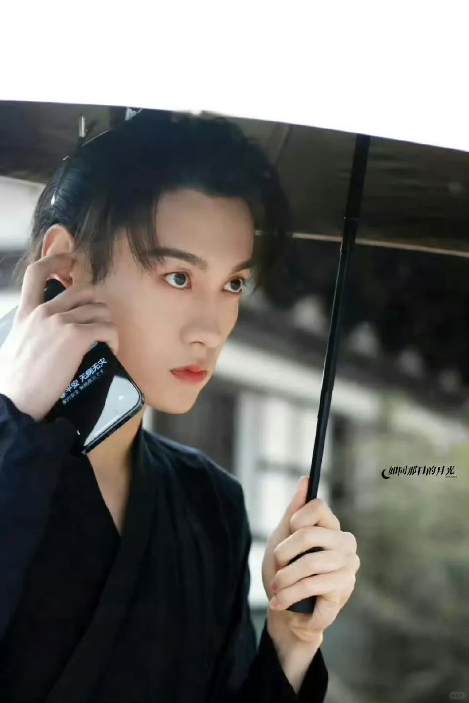 田栩宁手上好大的输液的针眼3月20日的品牌直播里，田栩宁右手袖口露出的醒目输液针