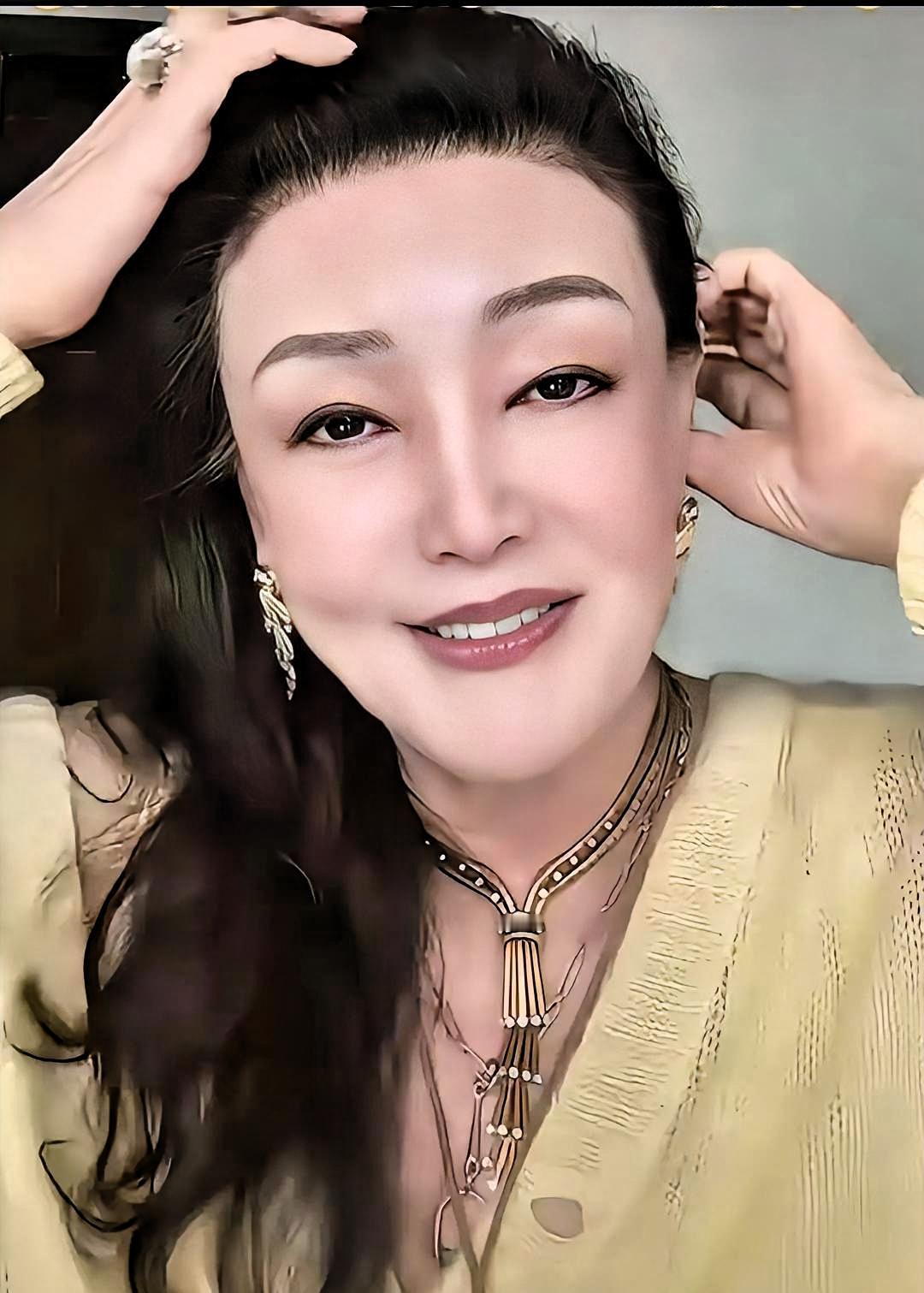 4月24日，小玥儿12岁生日。去年后妈操办的童话派对还挂在热搜上，今年三个大人的