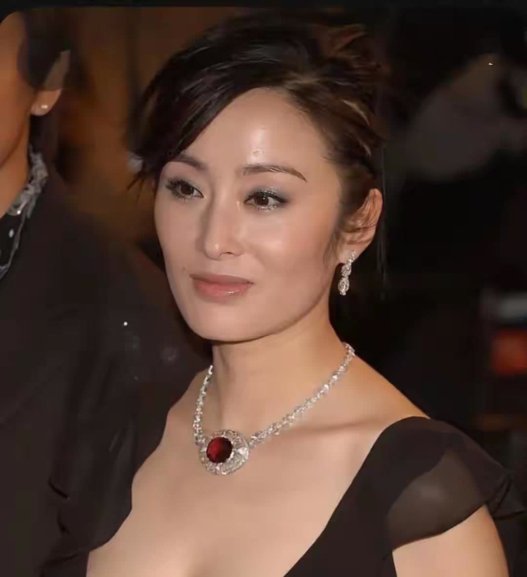 张敏，香港影坛一抹惊艳绝伦的亮色！银幕上，她眉眼流转皆是戏，或英气飒爽，或柔情万