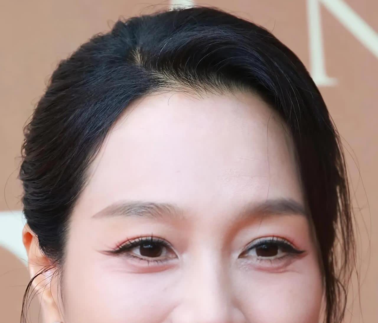 大胆推测，周一围有很大的可能今晚睡不着了！不是因为自己的戏没演好，而是躺
