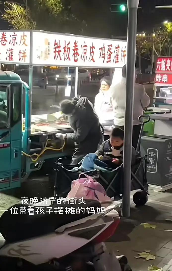 山东济宁：女子带自闭症儿子摆摊，陌生男子讨凉皮，结局却暖哭全网山东济宁的深